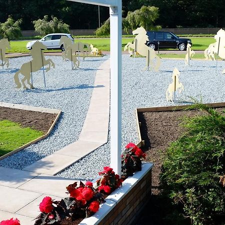 Scottish Equi B&B Lanark Bagian luar foto