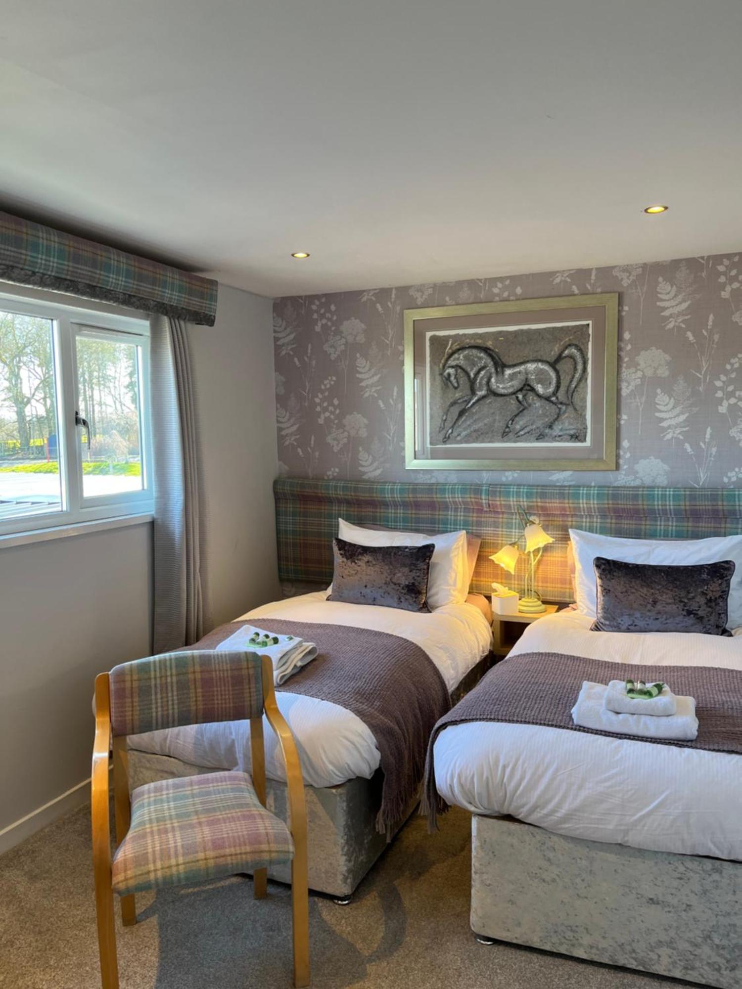 Scottish Equi B&B Lanark Bagian luar foto