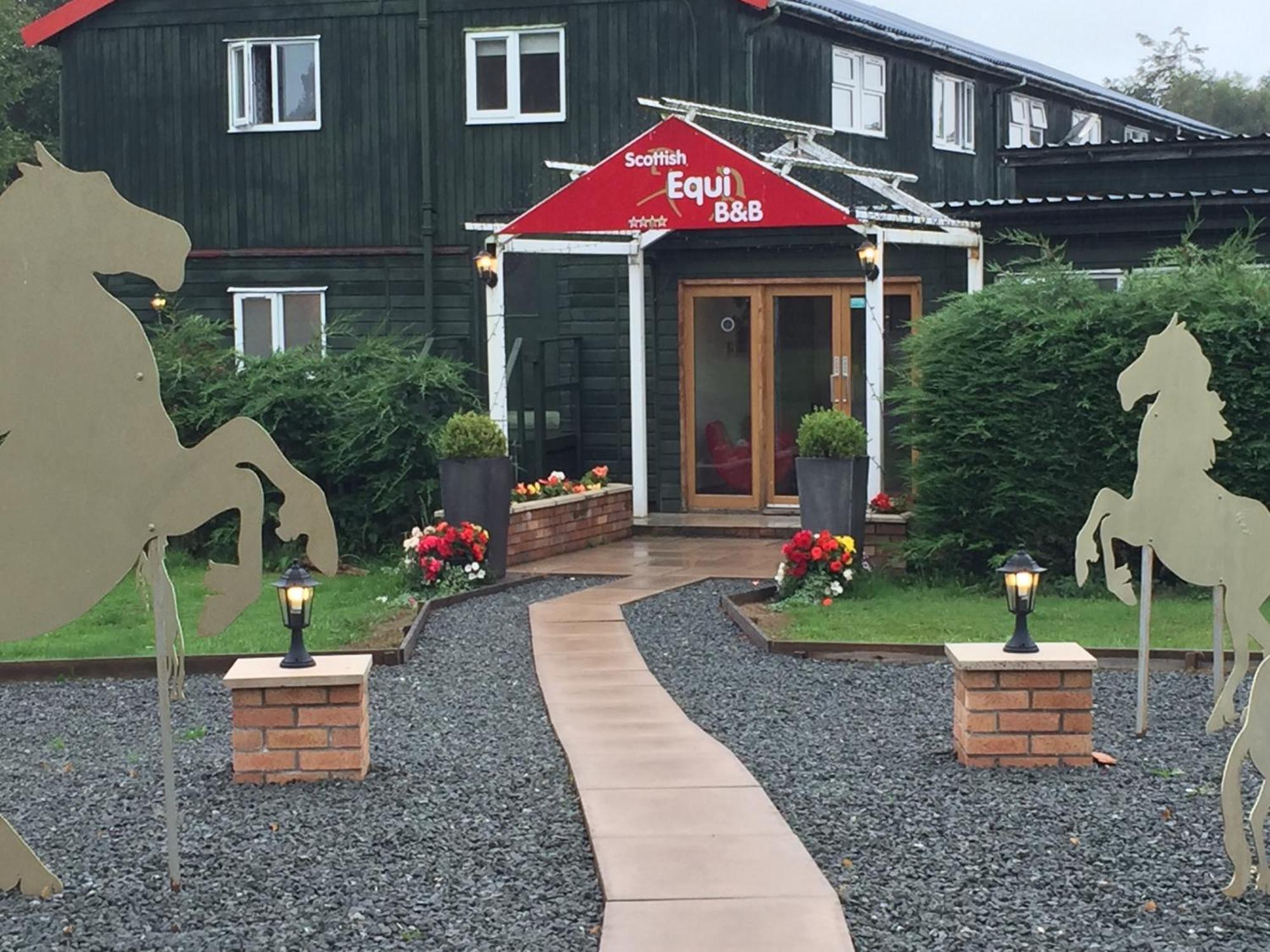 Scottish Equi B&B Lanark Bagian luar foto