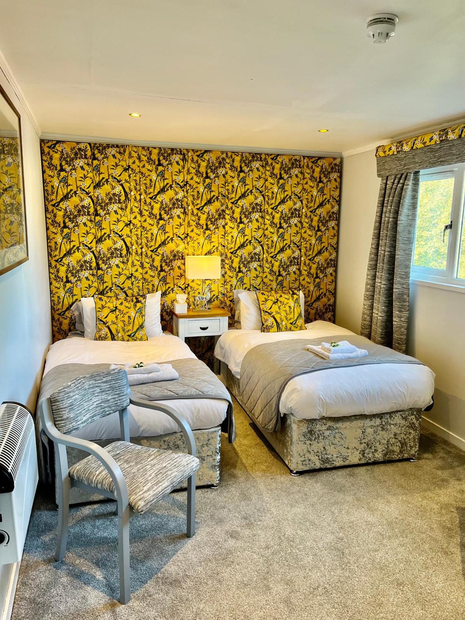 Scottish Equi B&B Lanark Bagian luar foto