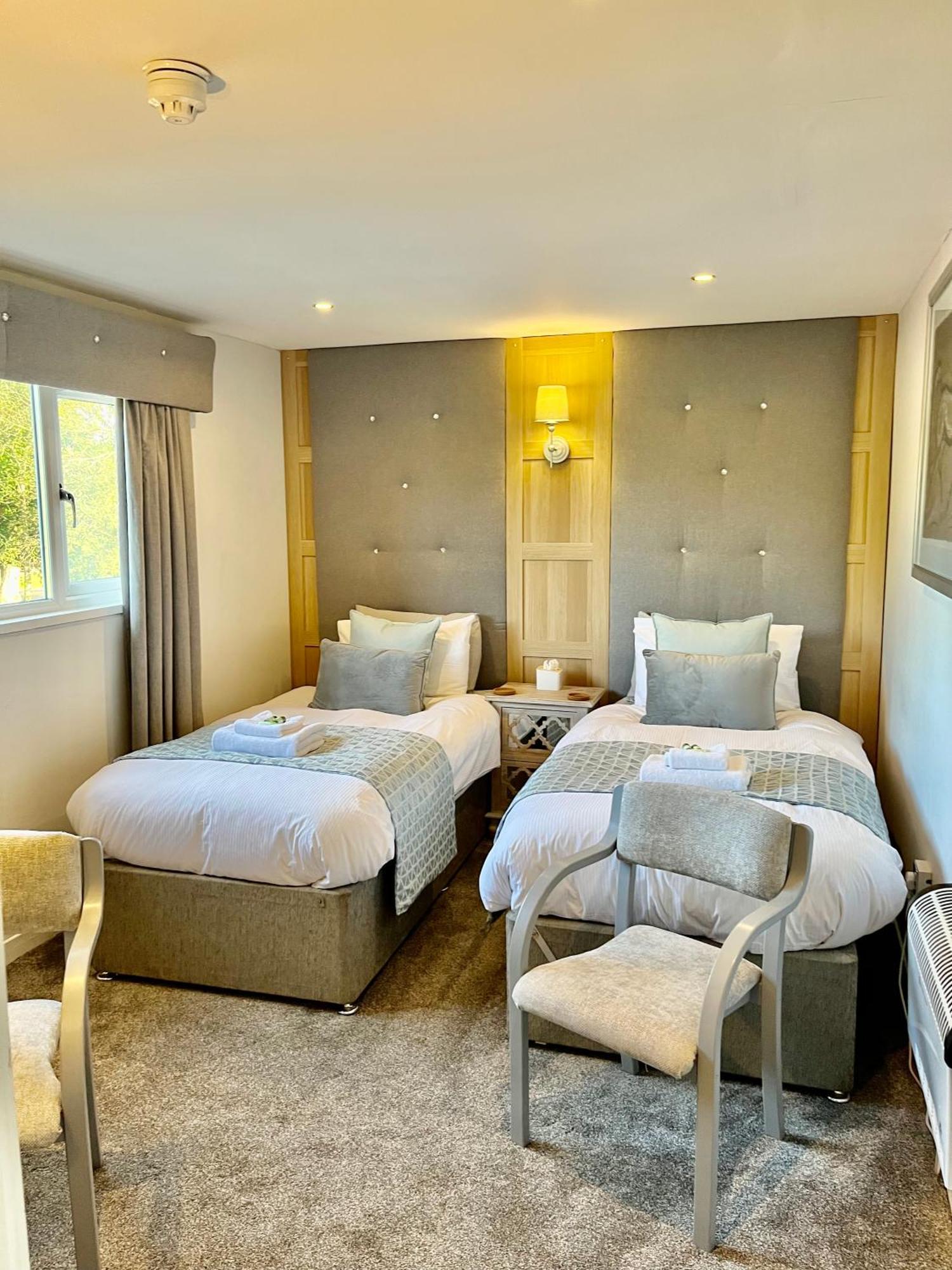 Scottish Equi B&B Lanark Bagian luar foto