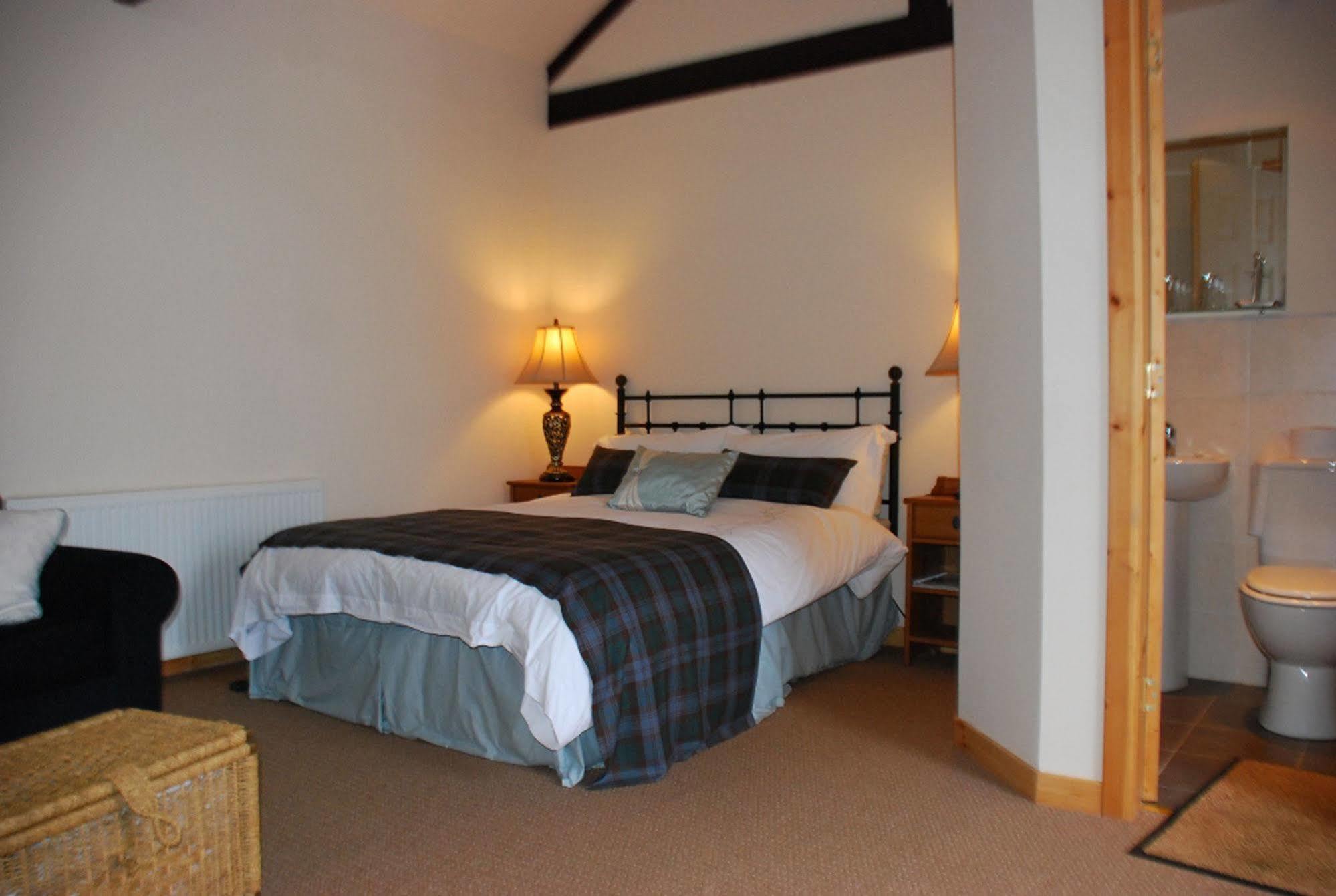 Scottish Equi B&B Lanark Bagian luar foto