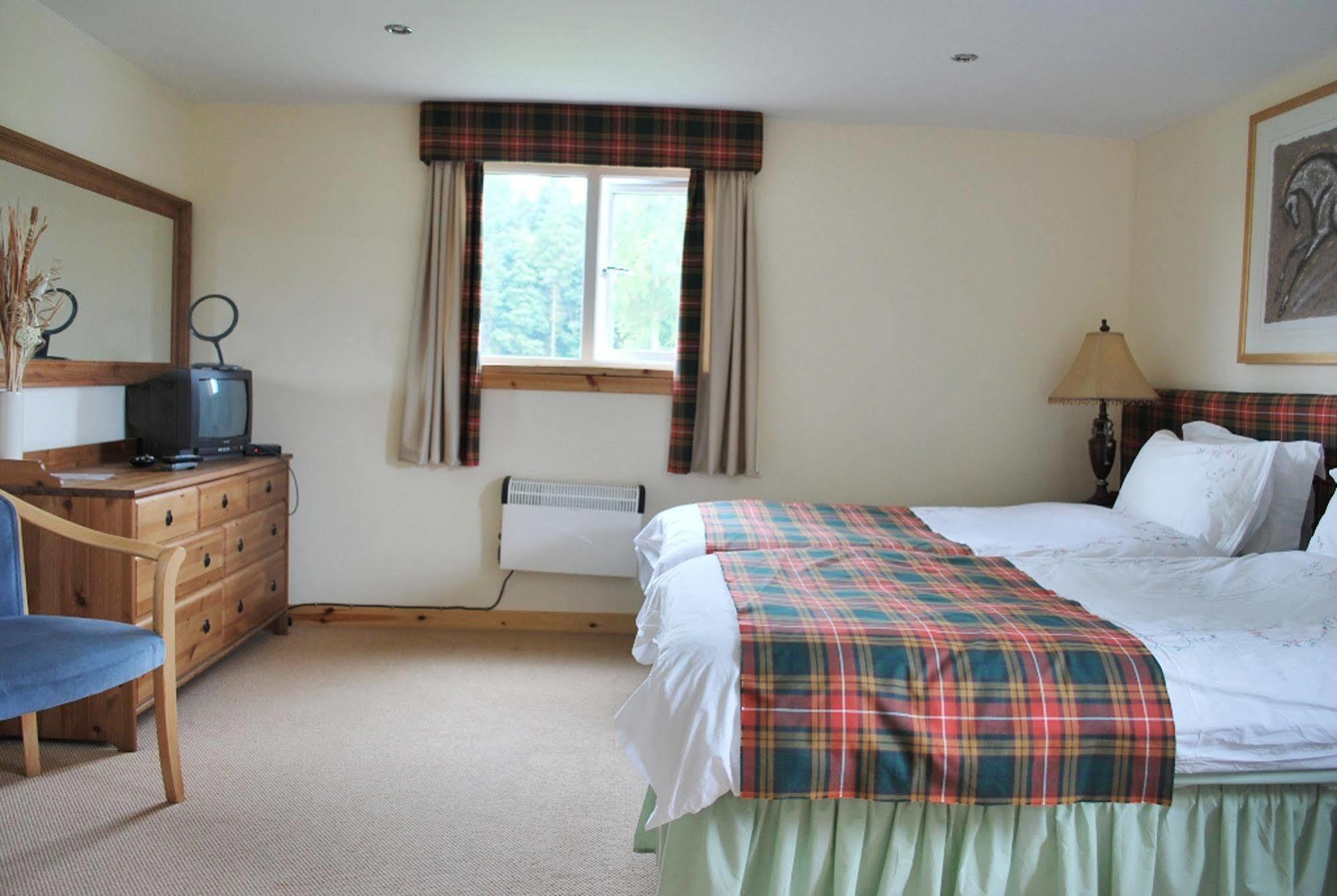 Scottish Equi B&B Lanark Bagian luar foto